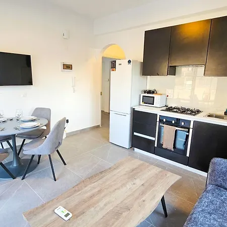 La Magenta Apartment *